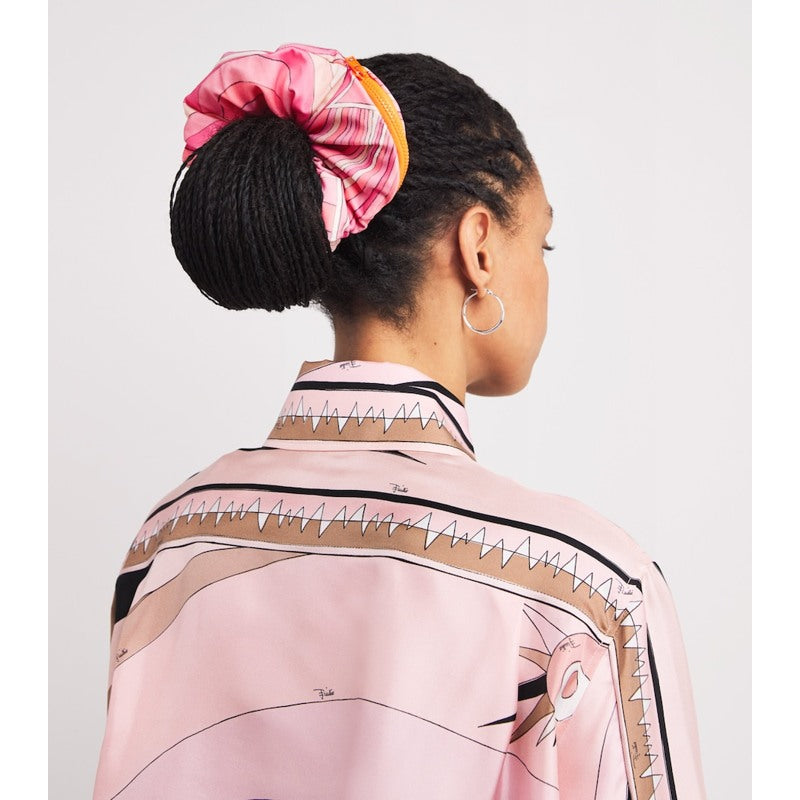 Elástico de Cabelo longo com estampa gráfica - Mercado de Luxo - O Maior E-Commerce de Bens, Produtos e Serviços de Luxo do Brasil.