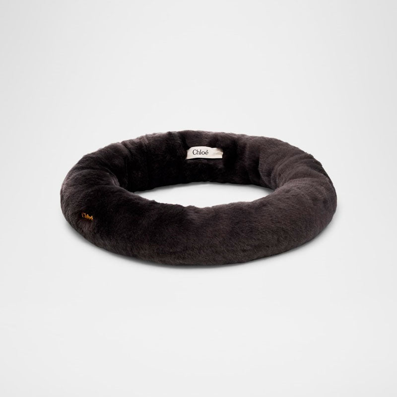 Faixa de cabeça de pele de carneiro com ferragens para logotipo - Mercado de Luxo - O Maior E-Commerce de Bens, Produtos e Serviços de Luxo do Brasil.