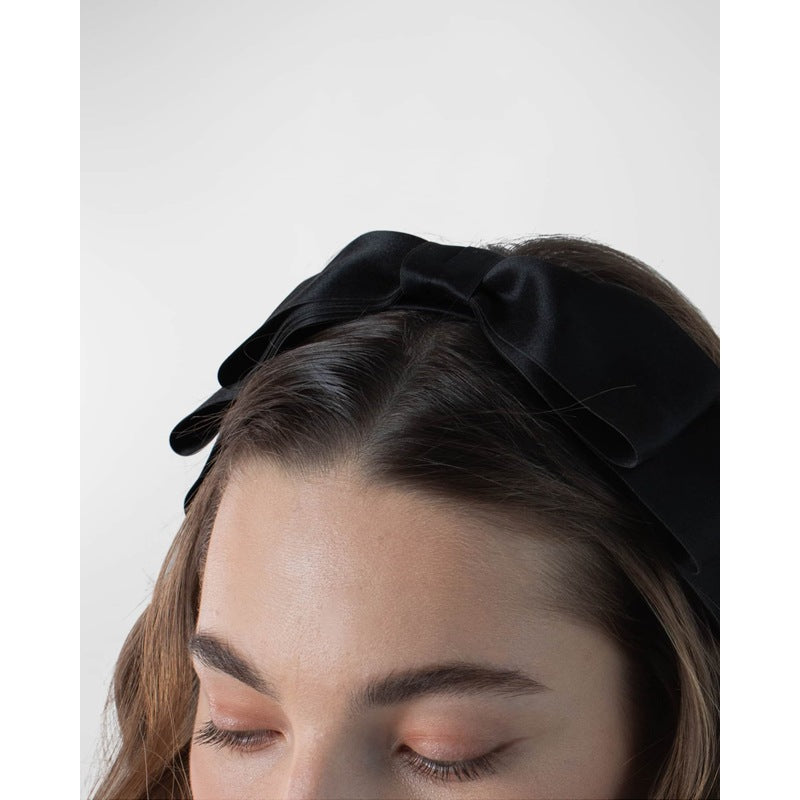 Faixa de cabeça de cetim Karina Bow - Mercado de Luxo - O Maior E-Commerce de Bens, Produtos e Serviços de Luxo do Brasil.