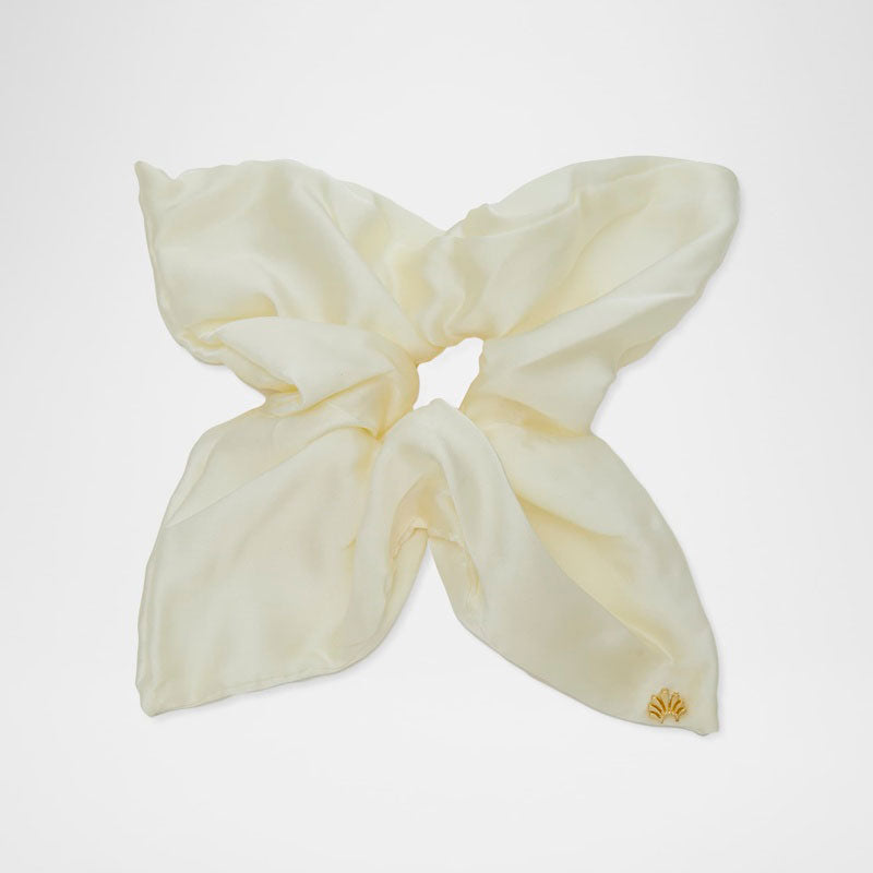 Scrunchie quadrado de seda - Mercado de Luxo - O Maior E-Commerce de Bens, Produtos e Serviços de Luxo do Brasil.