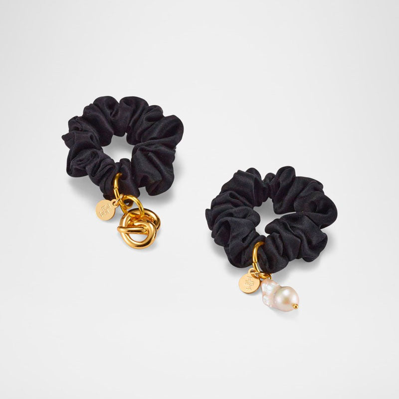 Scrunchies com nó brilhante e pingente perolado conjunto 2 unid - Mercado de Luxo - O Maior E-Commerce de Bens, Produtos e Serviços de Luxo do Brasil.