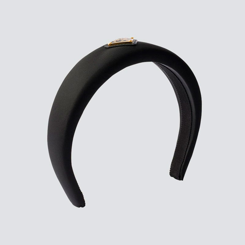 Faixa de cabeça acolchoada de Re-Nylon com logotipo triangular - Mercado de Luxo - O Maior E-Commerce de Bens, Produtos e Serviços de Luxo do Brasil.