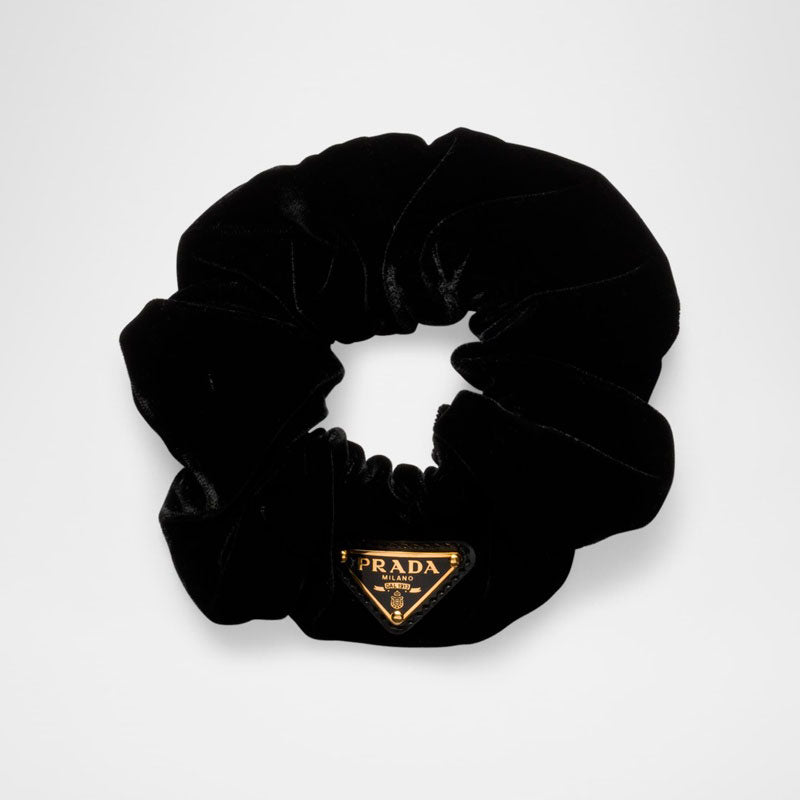 Scrunchie Triângulo de Veludo - Mercado de Luxo - O Maior E-Commerce de Bens, Produtos e Serviços de Luxo do Brasil.