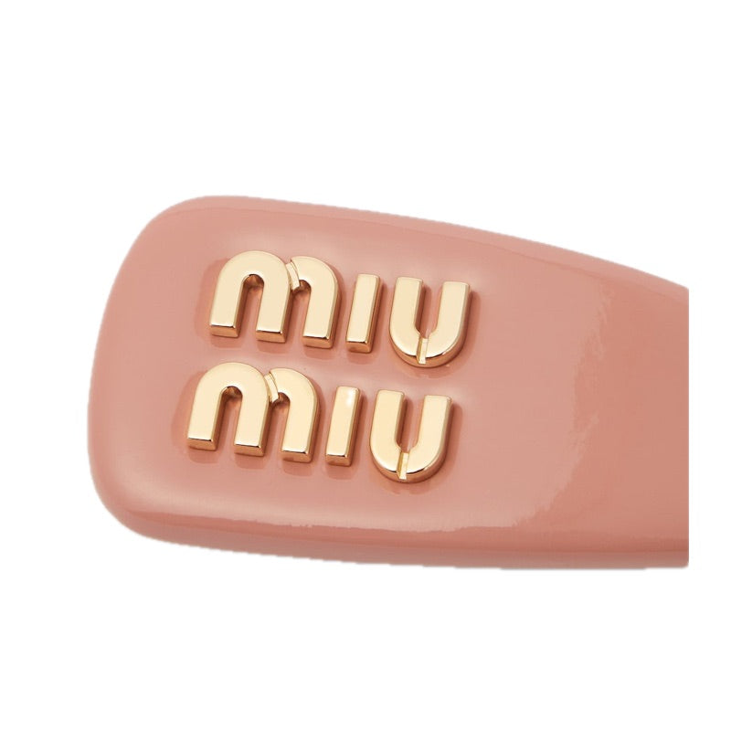 Grampo de Cabelo de couro envernizado com logotipo - Mercado de Luxo - O Maior E-Commerce de Bens, Produtos e Serviços de Luxo do Brasil.