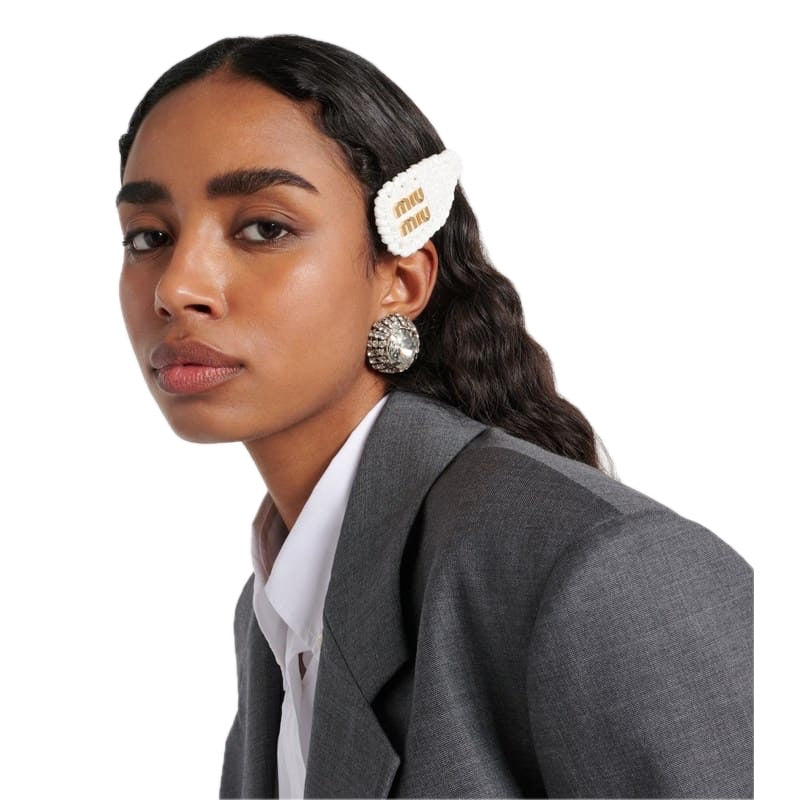 Grampo de Cabelo de crochê com logotipo - Mercado de Luxo - O Maior E-Commerce de Bens, Produtos e Serviços de Luxo do Brasil.