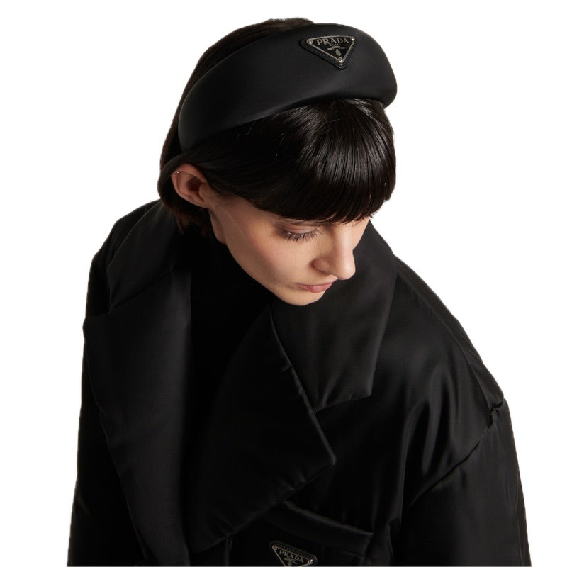 Faixa de Cabeça de cetim com logotipo - Mercado de Luxo - O Maior E-Commerce de Bens, Produtos e Serviços de Luxo do Brasil.