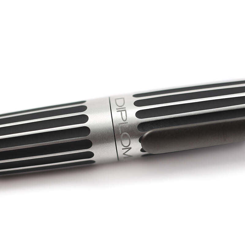 Caneta RollerBall Aero Stripes - Mercado de Luxo - O Maior E-Commerce de Bens, Produtos e Serviços de Luxo do Brasil.