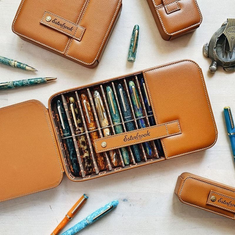 Porta Caneta British Tan unid Nook para 12 unid - Mercado de Luxo - O Maior E-Commerce de Bens, Produtos e Serviços de Luxo do Brasil.