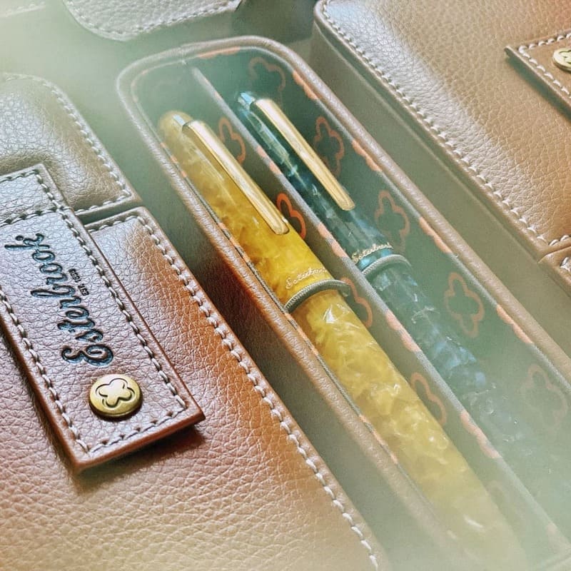 Porta Caneta British Tan unid Nook para 2 unid - Mercado de Luxo - O Maior E-Commerce de Bens, Produtos e Serviços de Luxo do Brasil.
