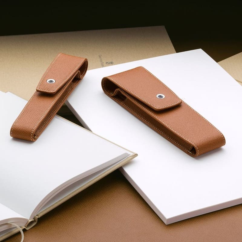 Porta Caneta Cognac Magnetic Epsom para 1 unid - Mercado de Luxo - O Maior E-Commerce de Bens, Produtos e Serviços de Luxo do Brasil.