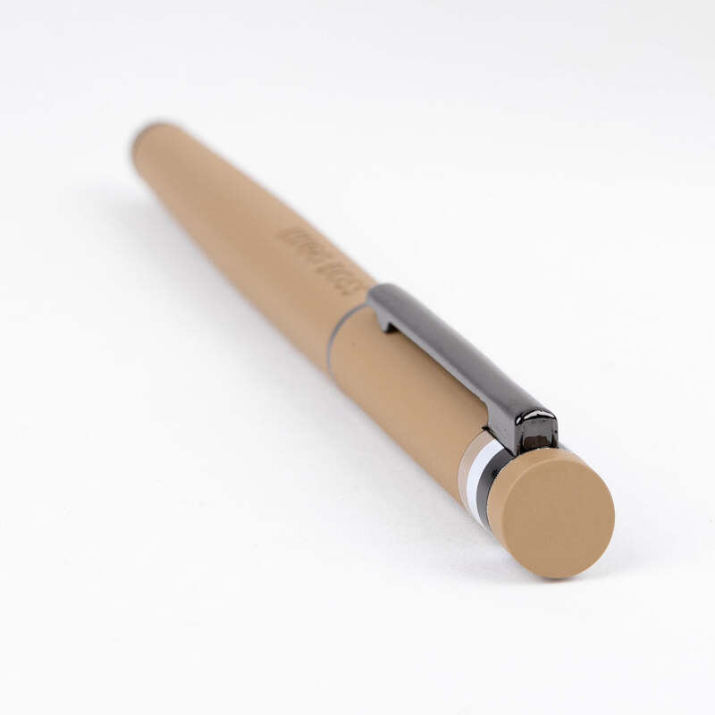 Caneta RollerBall Loop Camel Iconic - Mercado de Luxo - O Maior E-Commerce de Bens, Produtos e Serviços de Luxo do Brasil.