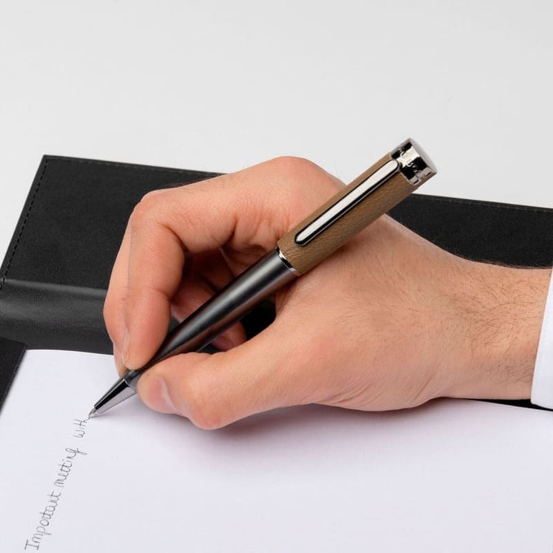 Caneta Esferográfica Corium Camel - Mercado de Luxo - O Maior E-Commerce de Bens, Produtos e Serviços de Luxo do Brasil.