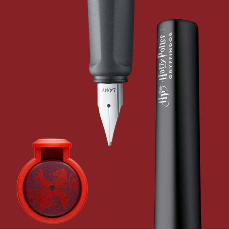 Caneta Tinteiro Nexx Harry Potter - Gryffindor - Mercado de Luxo - O Maior E-Commerce de Bens, Produtos e Serviços de Luxo do Brasil.