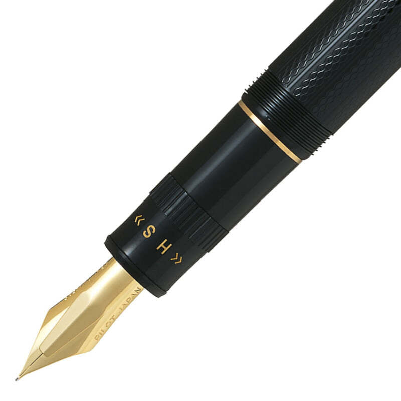 Caneta Tinteiro Justus 95 Gold - Mercado de Luxo - O Maior E-Commerce de Bens, Produtos e Serviços de Luxo do Brasil.