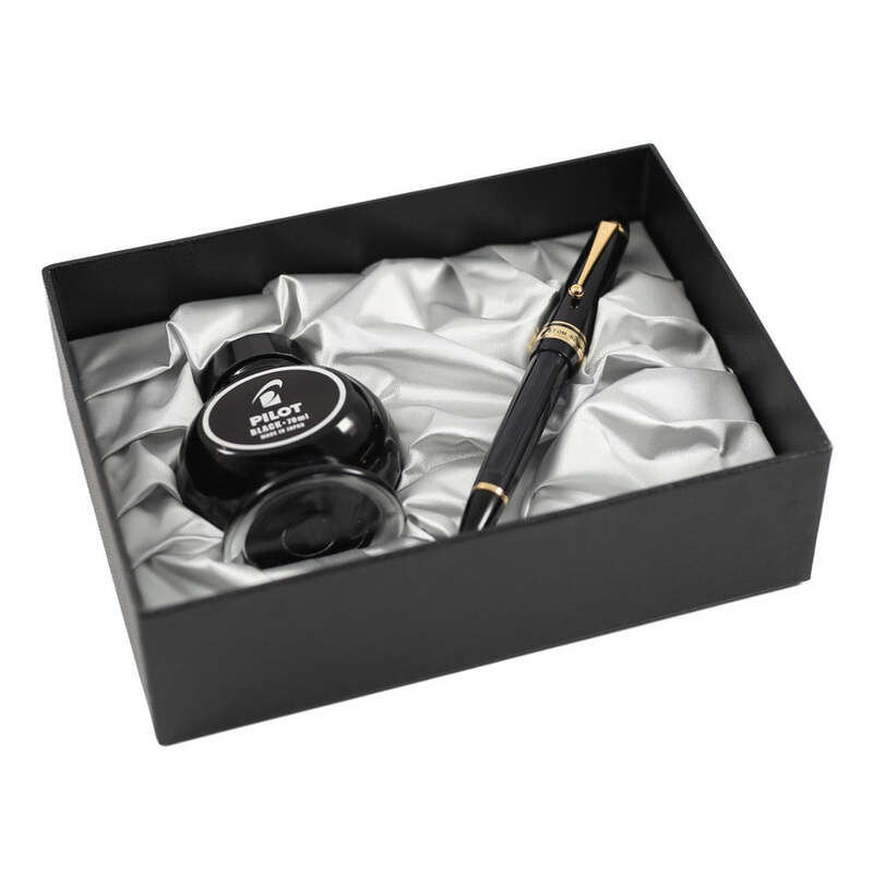 Caneta Tinteiro Custom 823 Ouro 14k - Mercado de Luxo - O Maior E-Commerce de Bens, Produtos e Serviços de Luxo do Brasil.