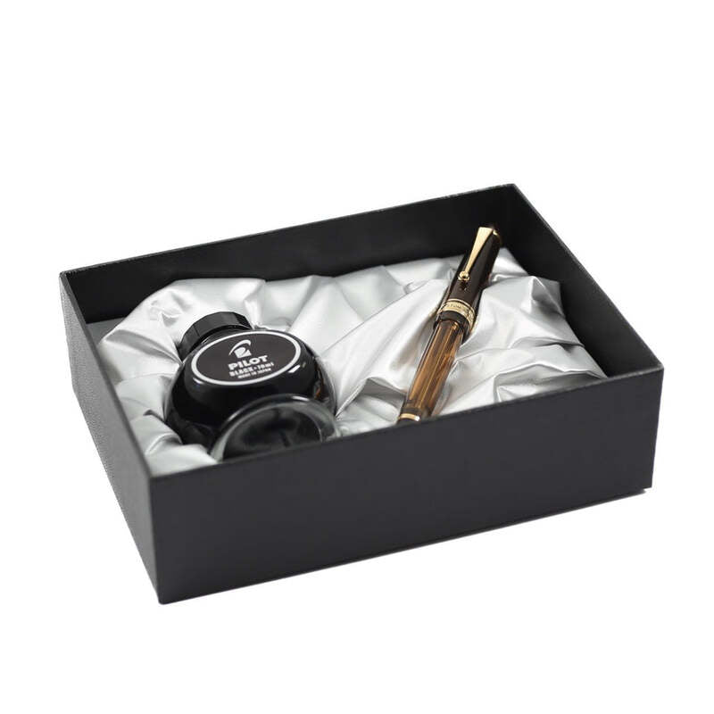 Caneta Tinteiro Custom 823 Amber Ouro 14k - Mercado de Luxo - O Maior E-Commerce de Bens, Produtos e Serviços de Luxo do Brasil.