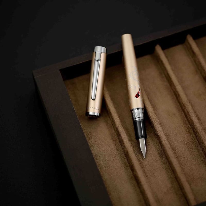 Caneta Tinteiro Procyon Luster Maki-e Nishikigoi - Mercado de Luxo - O Maior E-Commerce de Bens, Produtos e Serviços de Luxo do Brasil.