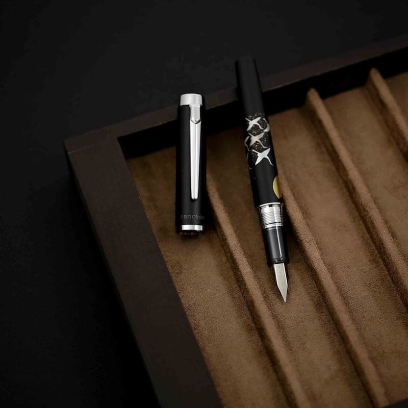 Caneta Tinteiro Procyon Luster Maki-e Cranes over Moon - Mercado de Luxo - O Maior E-Commerce de Bens, Produtos e Serviços de Luxo do Brasil.