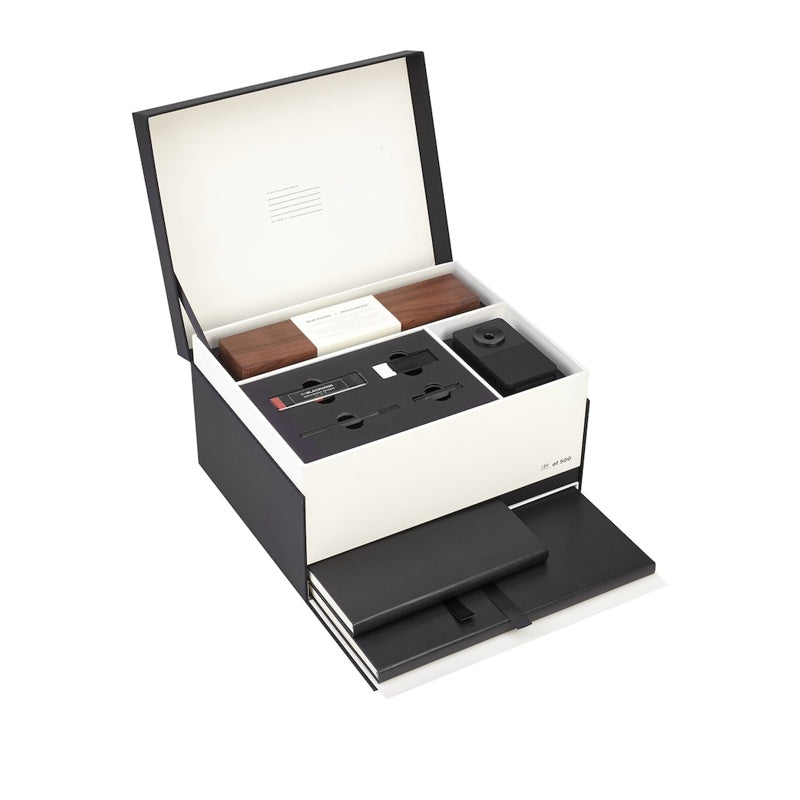 Lapiseira x Blackwing Atelier Pencil and Sketchbook Set - Mercado de Luxo - O Maior E-Commerce de Bens, Produtos e Serviços de Luxo do Brasil.