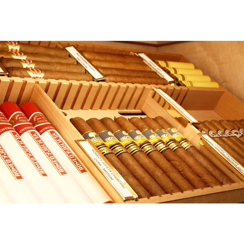 Umidor tipo gabinete Roma Adorini com umidificador eletrônico branco - Mercado de Luxo - O Maior E-Commerce de Bens, Produtos e Serviços de Luxo do Brasil.