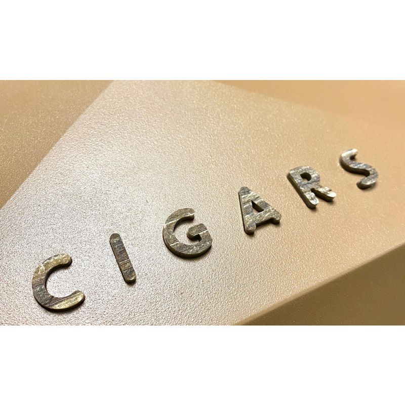 Umidor Prisma "Cigars" Brown Edição Limitada - Mercado de Luxo - O Maior E-Commerce de Bens, Produtos e Serviços de Luxo do Brasil.