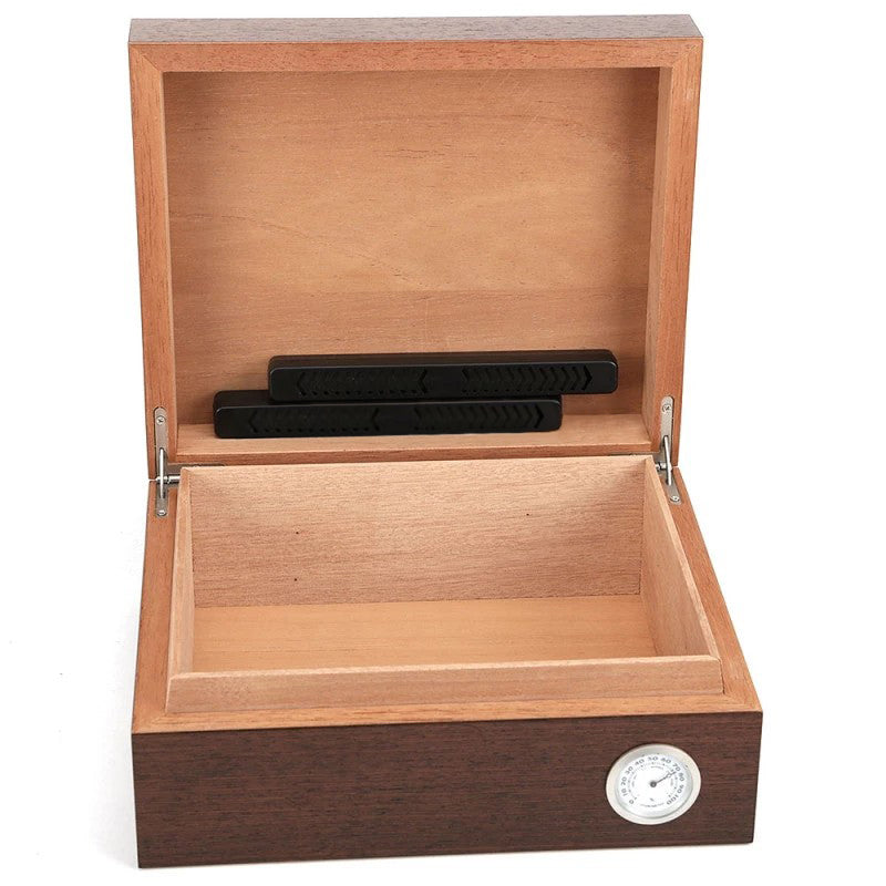 Umidor para 44 Charutos (Higrômetro Lateral) - Mercado de Luxo - O Maior E-Commerce de Bens, Produtos e Serviços de Luxo do Brasil.
