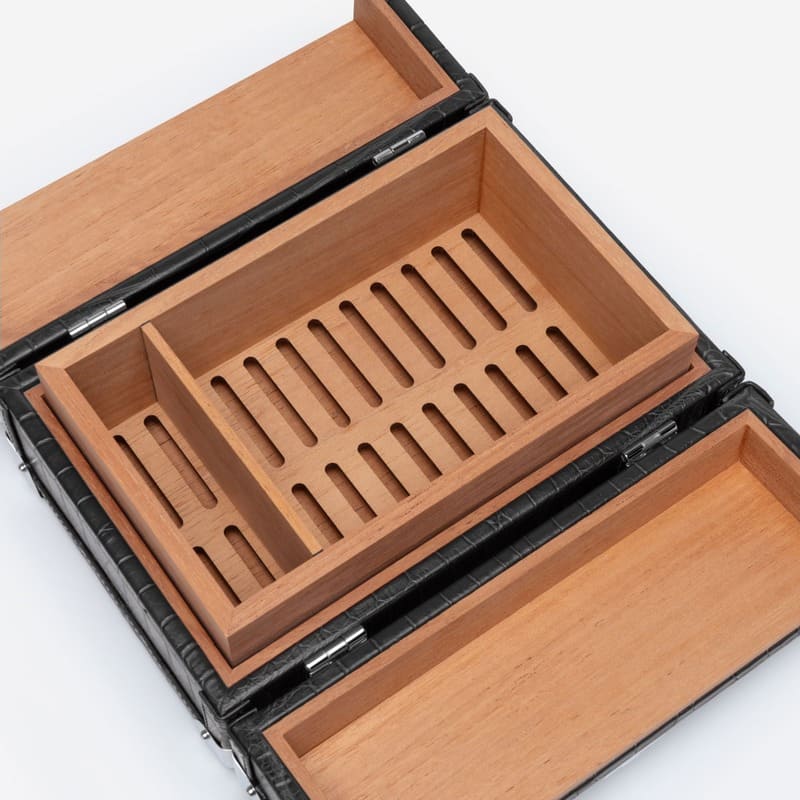 Umidor Cave à Cigares Mini Malle Crocodile Preto - Mercado de Luxo - O Maior E-Commerce de Bens, Produtos e Serviços de Luxo do Brasil.