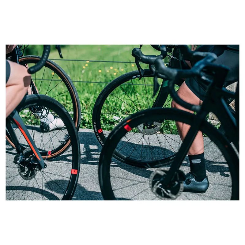 Conjunto de rodas de estrada Racing 4 DB Disc Tubeless 700C - Mercado de Luxo - O Maior E-Commerce de Bens, Produtos e Serviços de Luxo do Brasil.