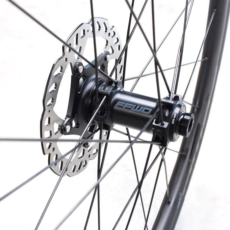 Conjunto de rodas de estrada Outride CL Disc Tubeless - Mercado de Luxo - O Maior E-Commerce de Bens, Produtos e Serviços de Luxo do Brasil.