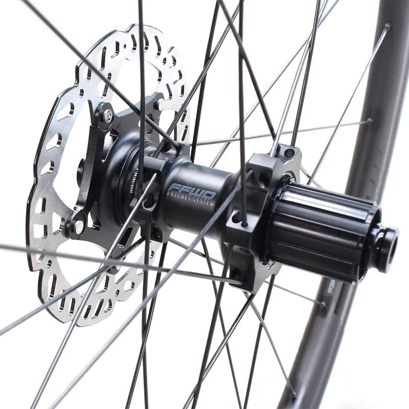 Conjunto de rodas de estrada Outride CL Disc Tubeless - Mercado de Luxo - O Maior E-Commerce de Bens, Produtos e Serviços de Luxo do Brasil.