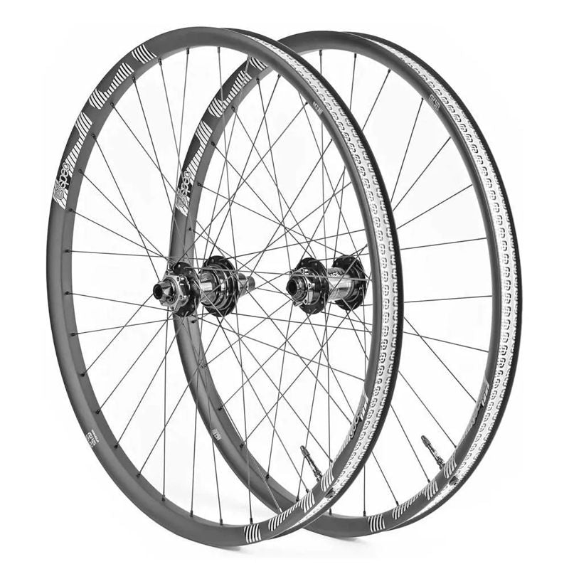 Roda dianteira Sylvan Race Carbon 29´´ - Mercado de Luxo - O Maior E-Commerce de Bens, Produtos e Serviços de Luxo do Brasil.