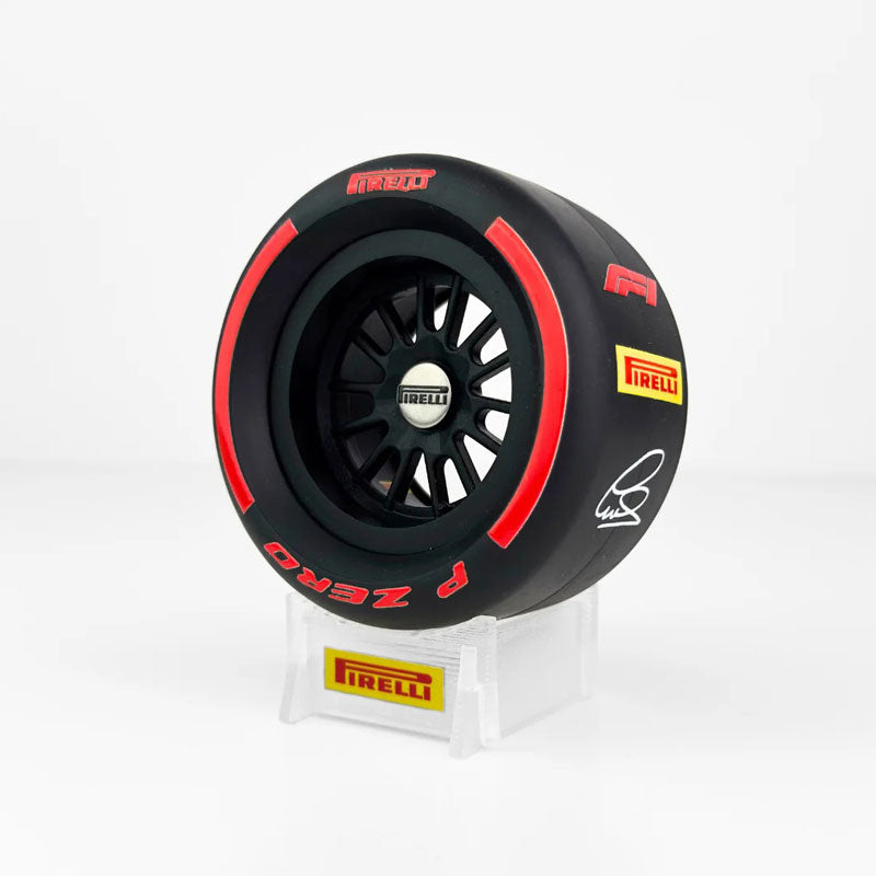 Mini Pneu Pirelli F1 Lewis Hamilton - Soft - Mercado de Luxo - O Maior E-Commerce de Bens, Produtos e Serviços de Luxo do Brasil.