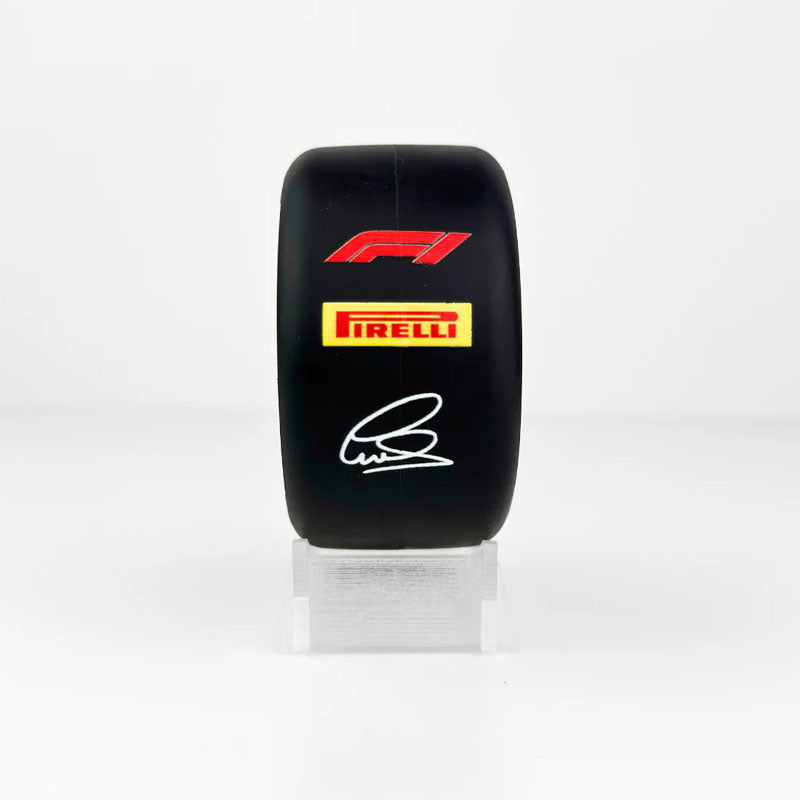 Mini Pneu Pirelli F1 Lewis Hamilton - Soft - Mercado de Luxo - O Maior E-Commerce de Bens, Produtos e Serviços de Luxo do Brasil.