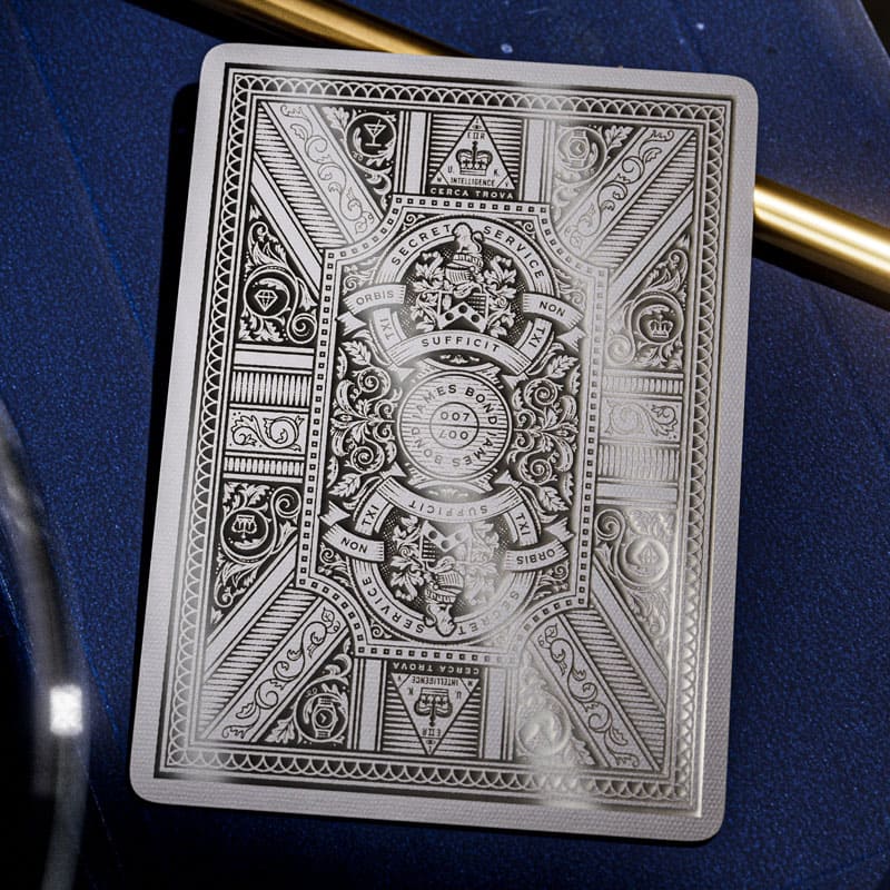 Baralho James Bond 007 Edição Silver by Theory11 - Mercado de Luxo - O Maior E-Commerce de Bens, Produtos e Serviços de Luxo do Brasil.
