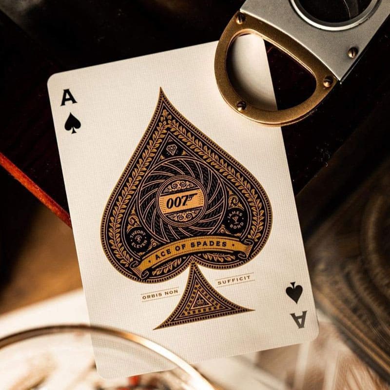 Baralho James Bond 007 Edição Gold by Theory11 - Mercado de Luxo - O Maior E-Commerce de Bens, Produtos e Serviços de Luxo do Brasil.