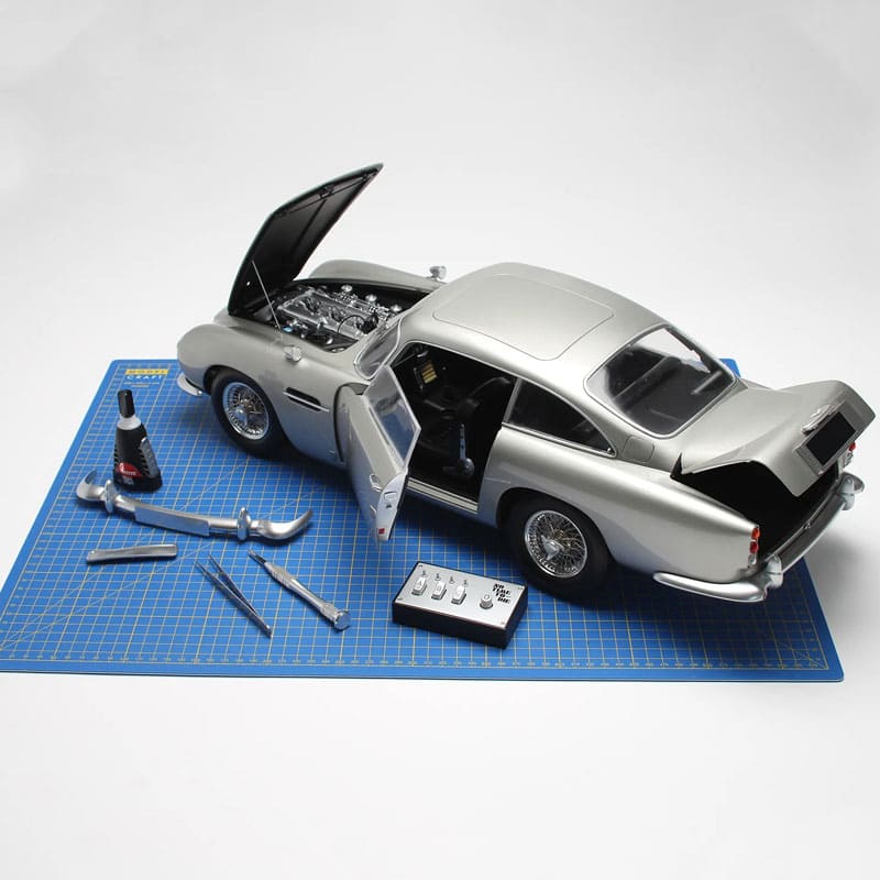 Réplica Aston Martin DB5 com Dispositivos James Bond 007 No Time To Die Escala 1:8 by Agora Models - Mercado de Luxo - O Maior E-Commerce de Bens, Produtos e Serviços de Luxo do Brasil.
