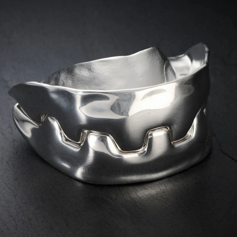 Peso de Papel James Bond 007 The Spy Who Loved Me 1977 Vilão Jaws Teeth Silver-Plated Edição Limitada - Mercado de Luxo - O Maior E-Commerce de Bens, Produtos e Serviços de Luxo do Brasil.