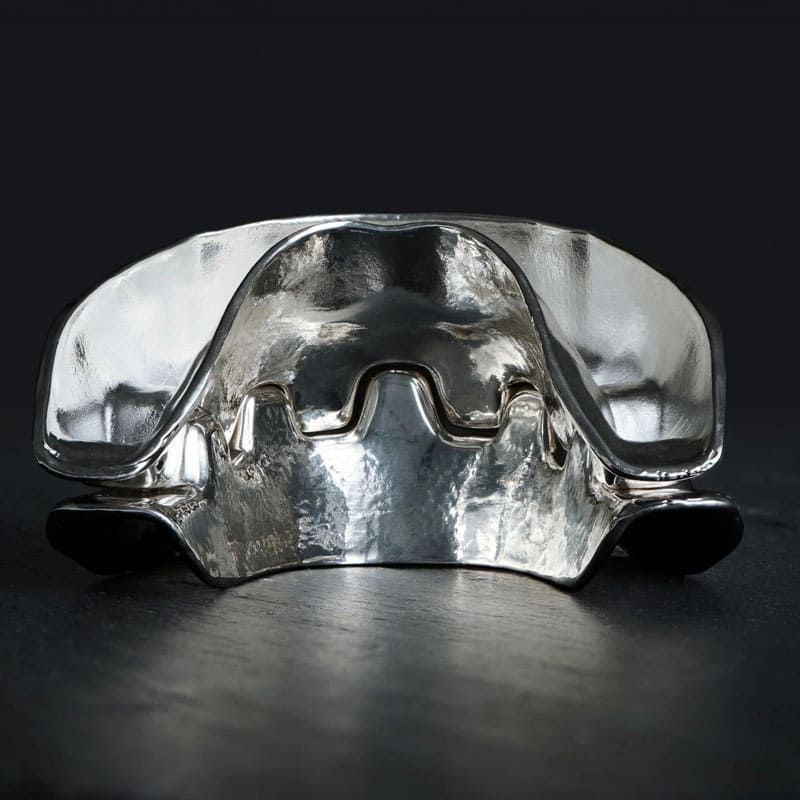 Peso de Papel James Bond 007 The Spy Who Loved Me 1977 Vilão Jaws Teeth Silver-Plated Edição Limitada - Mercado de Luxo - O Maior E-Commerce de Bens, Produtos e Serviços de Luxo do Brasil.