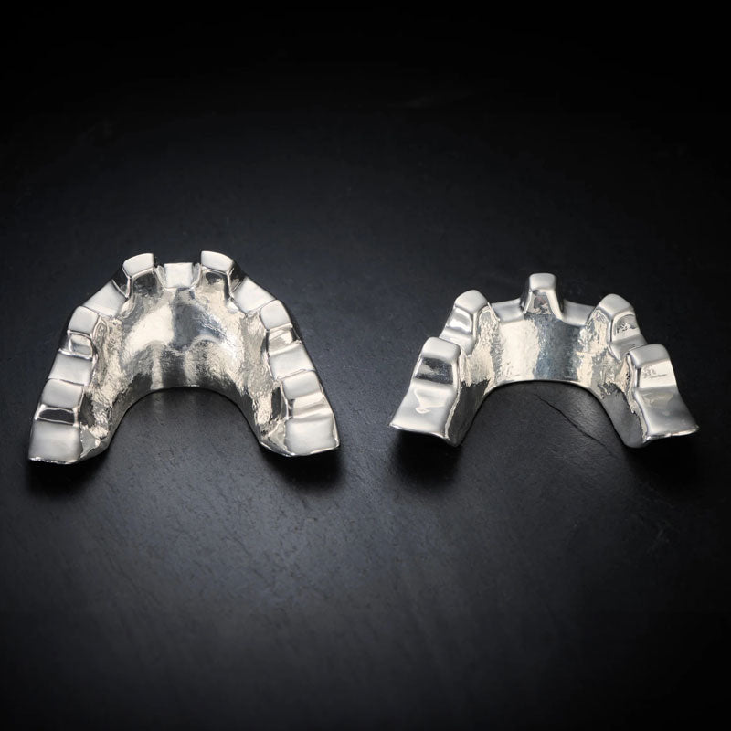 Peso de Papel James Bond 007 The Spy Who Loved Me 1977 Vilão Jaws Teeth Silver-Plated Edição Limitada - Mercado de Luxo - O Maior E-Commerce de Bens, Produtos e Serviços de Luxo do Brasil.