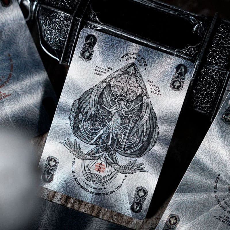 Baralho Edição Limitada Halidom Silver Sacred 2 Unidades - Prata e Preto - Mercado de Luxo - O Maior E-Commerce de Bens, Produtos e Serviços de Luxo do Brasil.