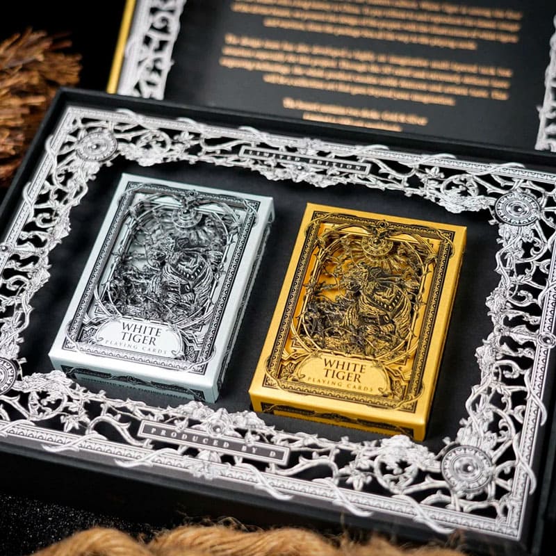 Baralho Edição Limitada White Tiger Black Gold 2 Unidades - Prata e Dourado - Mercado de Luxo - O Maior E-Commerce de Bens, Produtos e Serviços de Luxo do Brasil.