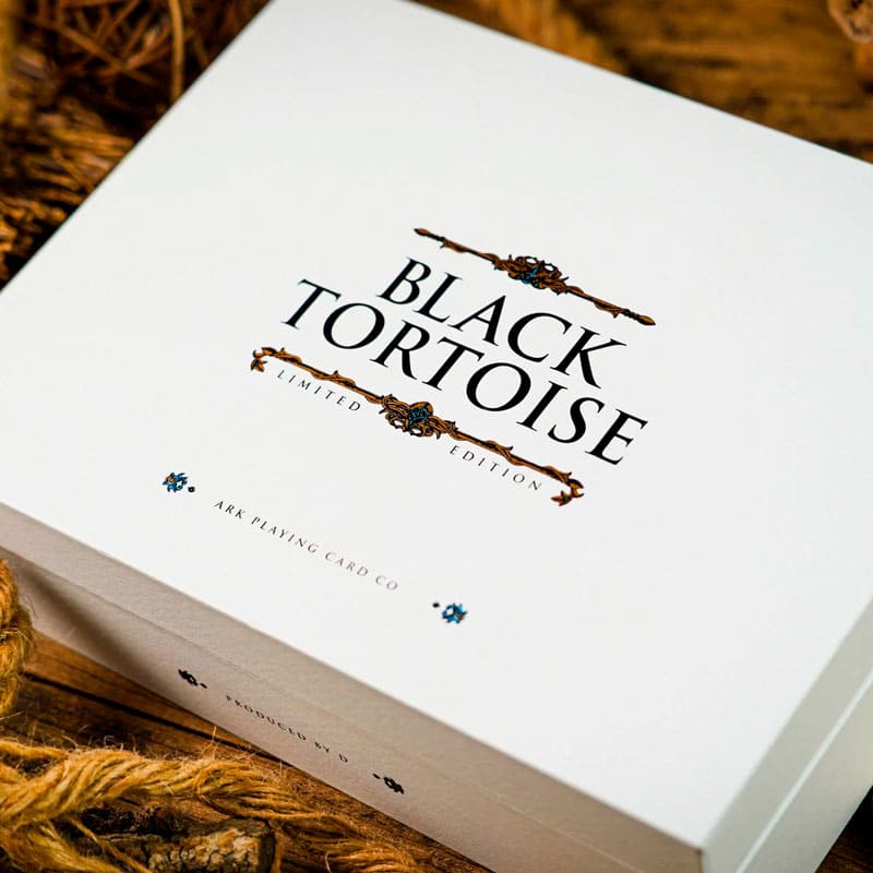 Baralho Edição Limitada Black Tortoise Classic 2 Unidades - Preto e Branco - Mercado de Luxo - O Maior E-Commerce de Bens, Produtos e Serviços de Luxo do Brasil.