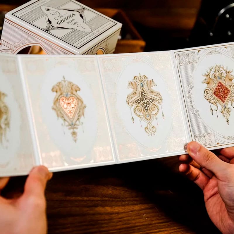 Baralho Edição Limitada Kingdom Classic 2 Unidades - Vermelho e Azul - Mercado de Luxo - O Maior E-Commerce de Bens, Produtos e Serviços de Luxo do Brasil.