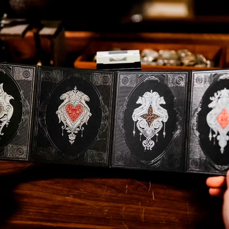 Baralho Edição Limitada Kingdom Black Pearl 2 Unidades - Preto Pérola e Branco Pérola - Mercado de Luxo - O Maior E-Commerce de Bens, Produtos e Serviços de Luxo do Brasil.