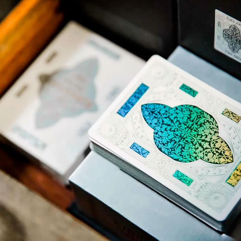 Baralho Edição Limitada Kingdom Black Pearl 2 Unidades - Preto Pérola e Branco Pérola - Mercado de Luxo - O Maior E-Commerce de Bens, Produtos e Serviços de Luxo do Brasil.