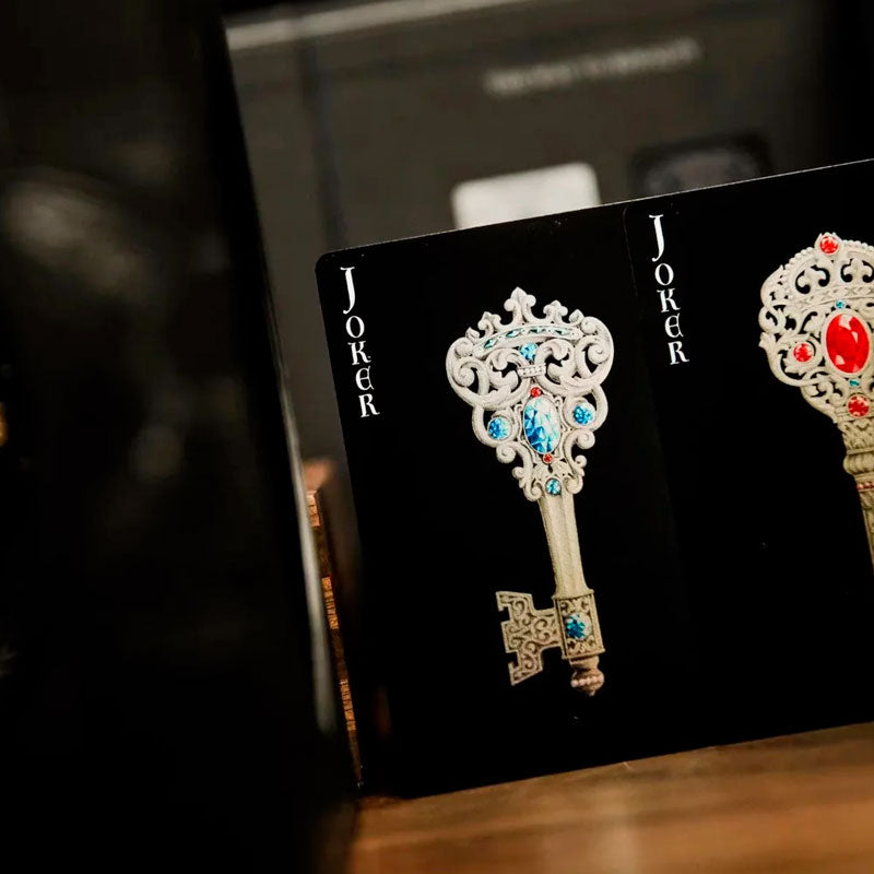 Baralho Edição Limitada Kingdom Black Pearl 2 Unidades - Preto Pérola e Branco Pérola - Mercado de Luxo - O Maior E-Commerce de Bens, Produtos e Serviços de Luxo do Brasil.