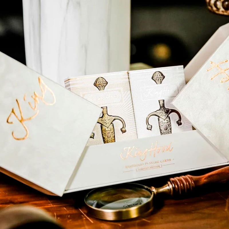 Baralho Edição Limitada Kinghood Classic 2 Unidades - Prata e Dourado - Mercado de Luxo - O Maior E-Commerce de Bens, Produtos e Serviços de Luxo do Brasil.
