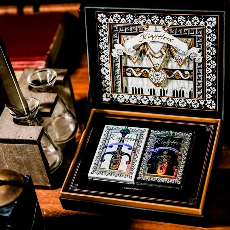 Baralho Edição Limitada Kinghood Black Pearl 2 Unidades - Preto Pérola e Branco Pérola - Mercado de Luxo - O Maior E-Commerce de Bens, Produtos e Serviços de Luxo do Brasil.