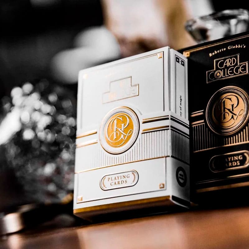 Baralho Edição Limitada College White 2 Unidades - Preto e Branco Gelo - Mercado de Luxo - O Maior E-Commerce de Bens, Produtos e Serviços de Luxo do Brasil.