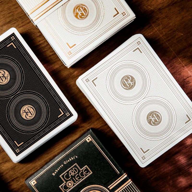 Baralho Edição Limitada College White 2 Unidades - Preto e Branco Gelo - Mercado de Luxo - O Maior E-Commerce de Bens, Produtos e Serviços de Luxo do Brasil.
